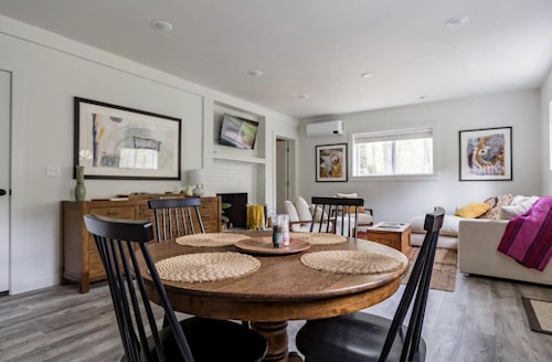  Secluded Suite Close to Downtown