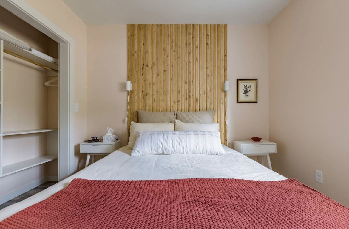 1 soverom, skrivebord, strykejern/-brett og reiseseng for barn