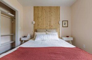 1 habitación, escritorio, tabla de planchar con plancha y cuna de viaje