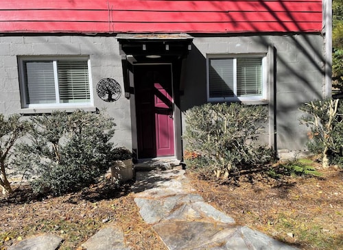  Secluded Suite Close to Downtown