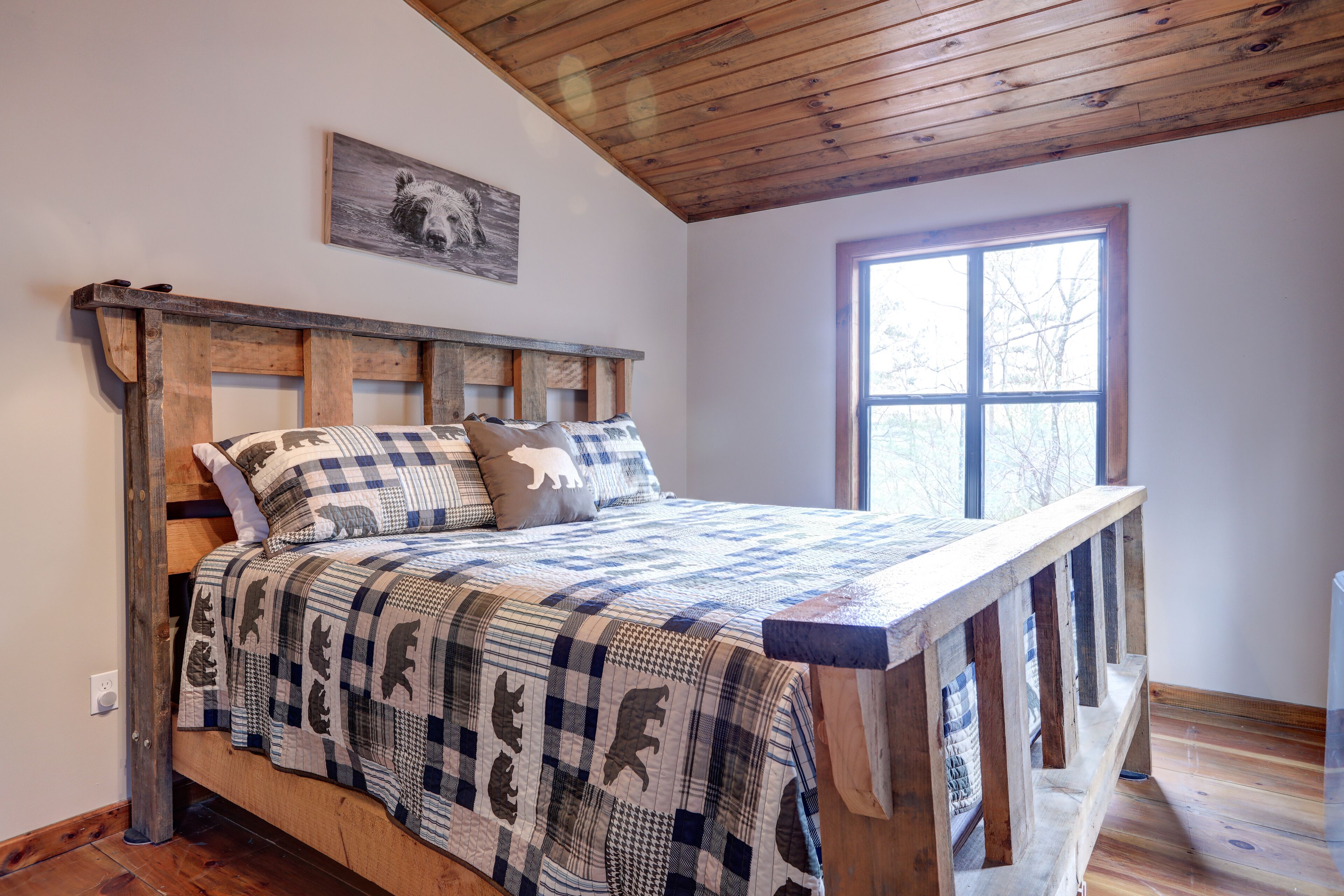 Dog-friendly cabin with large deck, firepit, bar, pool table & woodland view