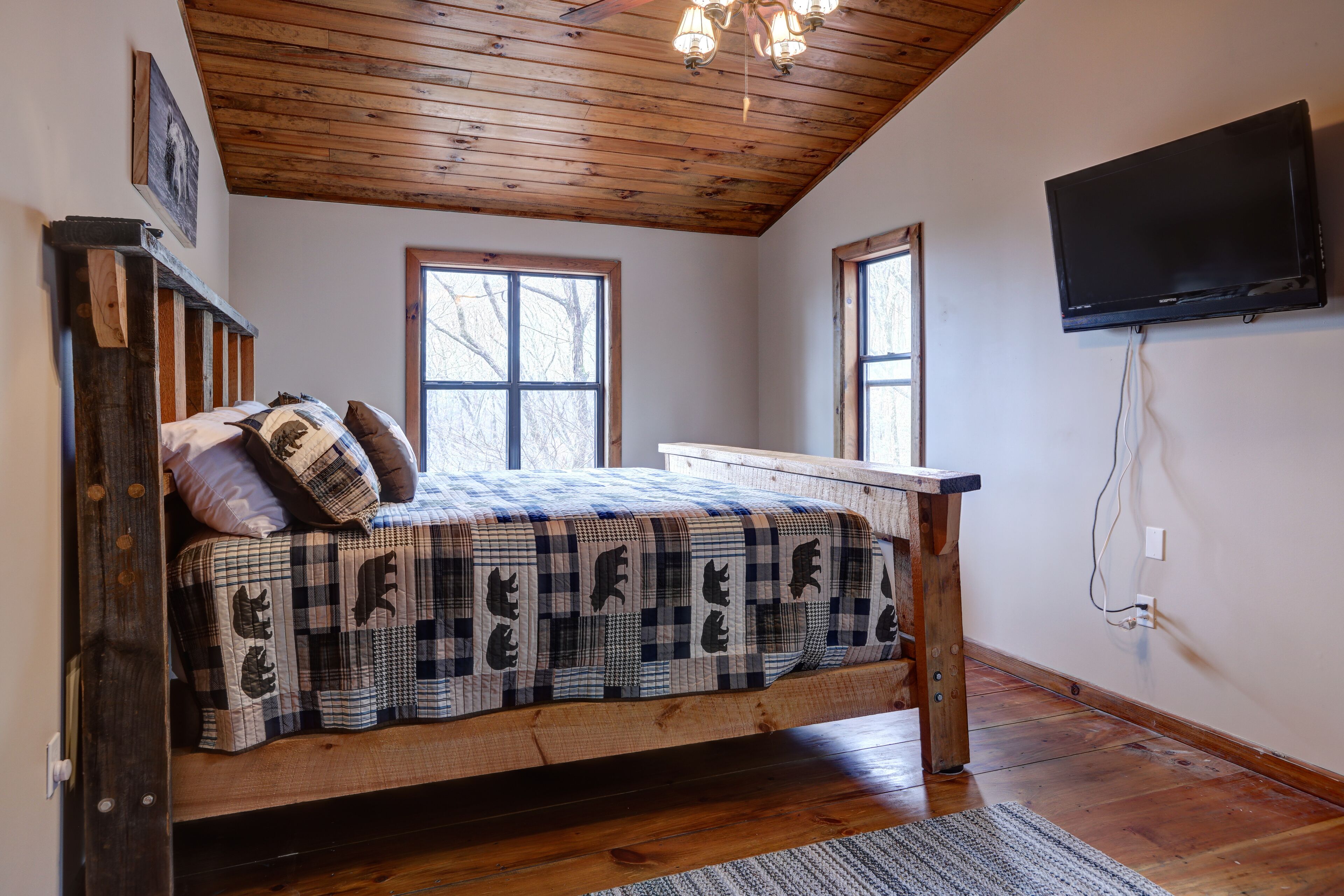 Dog-friendly cabin with large deck, firepit, bar, pool table & woodland view