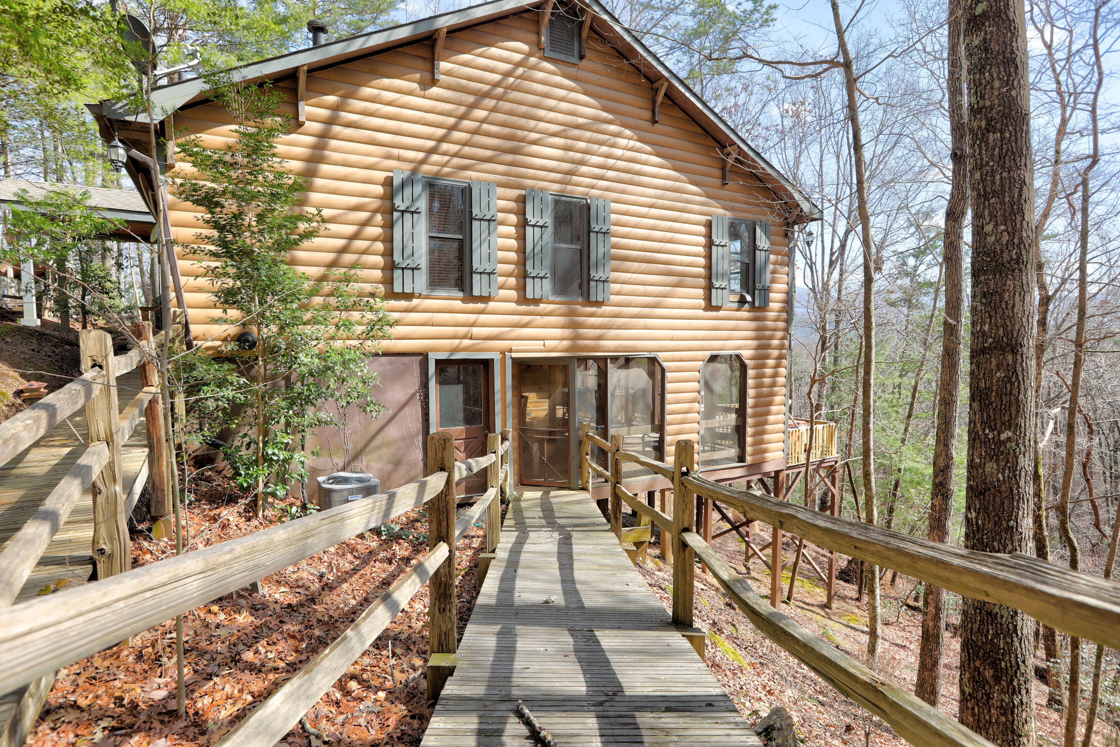 Dog-friendly cabin with large deck, firepit, bar, pool table & woodland view