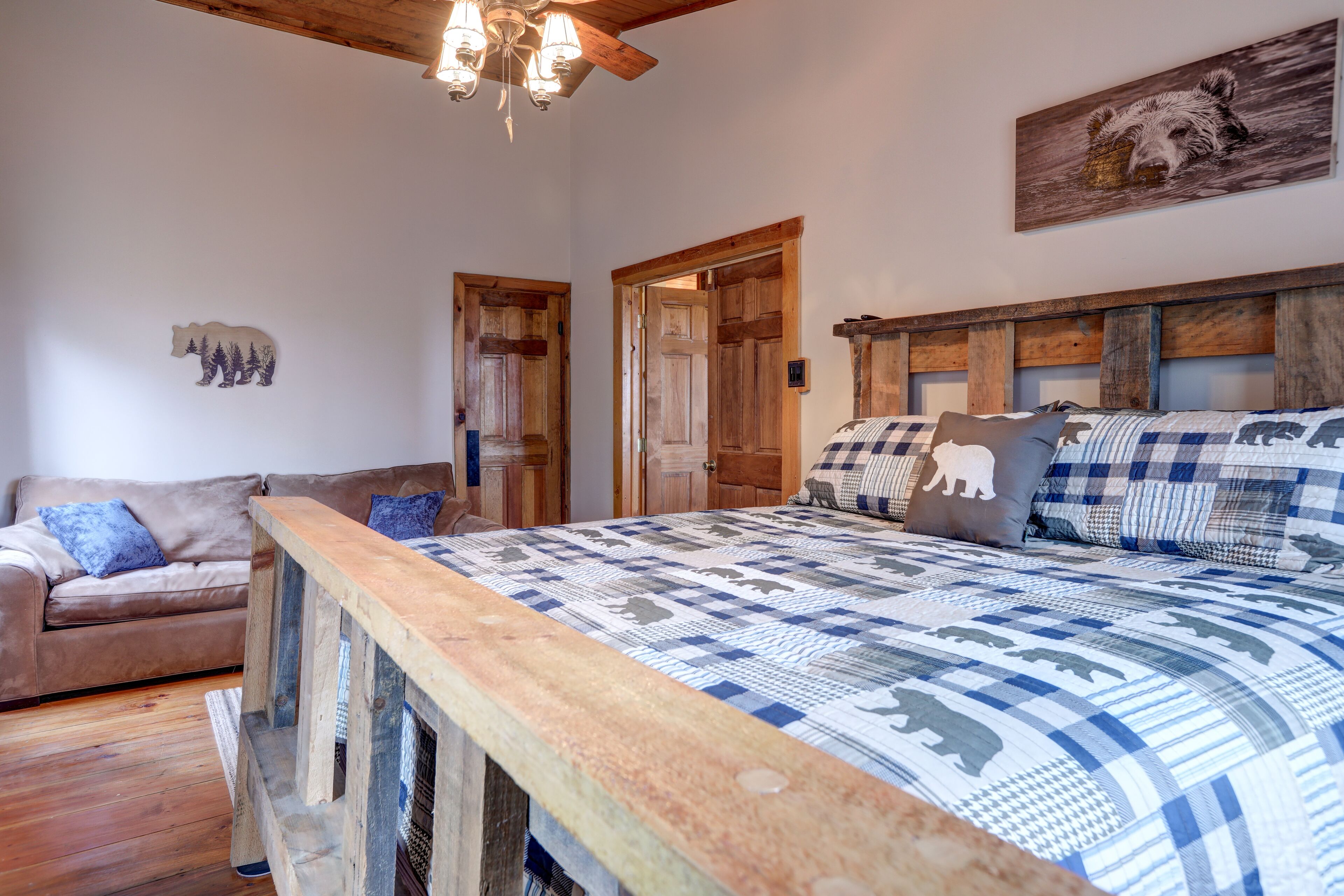 Dog-friendly cabin with large deck, firepit, bar, pool table & woodland view