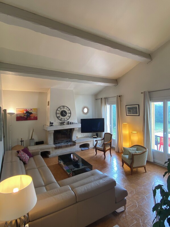 Télévision, cheminée