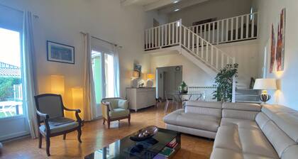 Detached house + private pool located 5 mn from Avignon and 15 mn from St Rémy