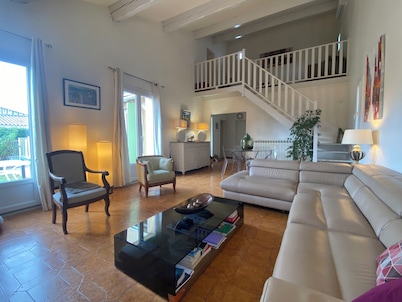 Detached house + private pool located 5 mn from Avignon and 15 mn from St Rémy