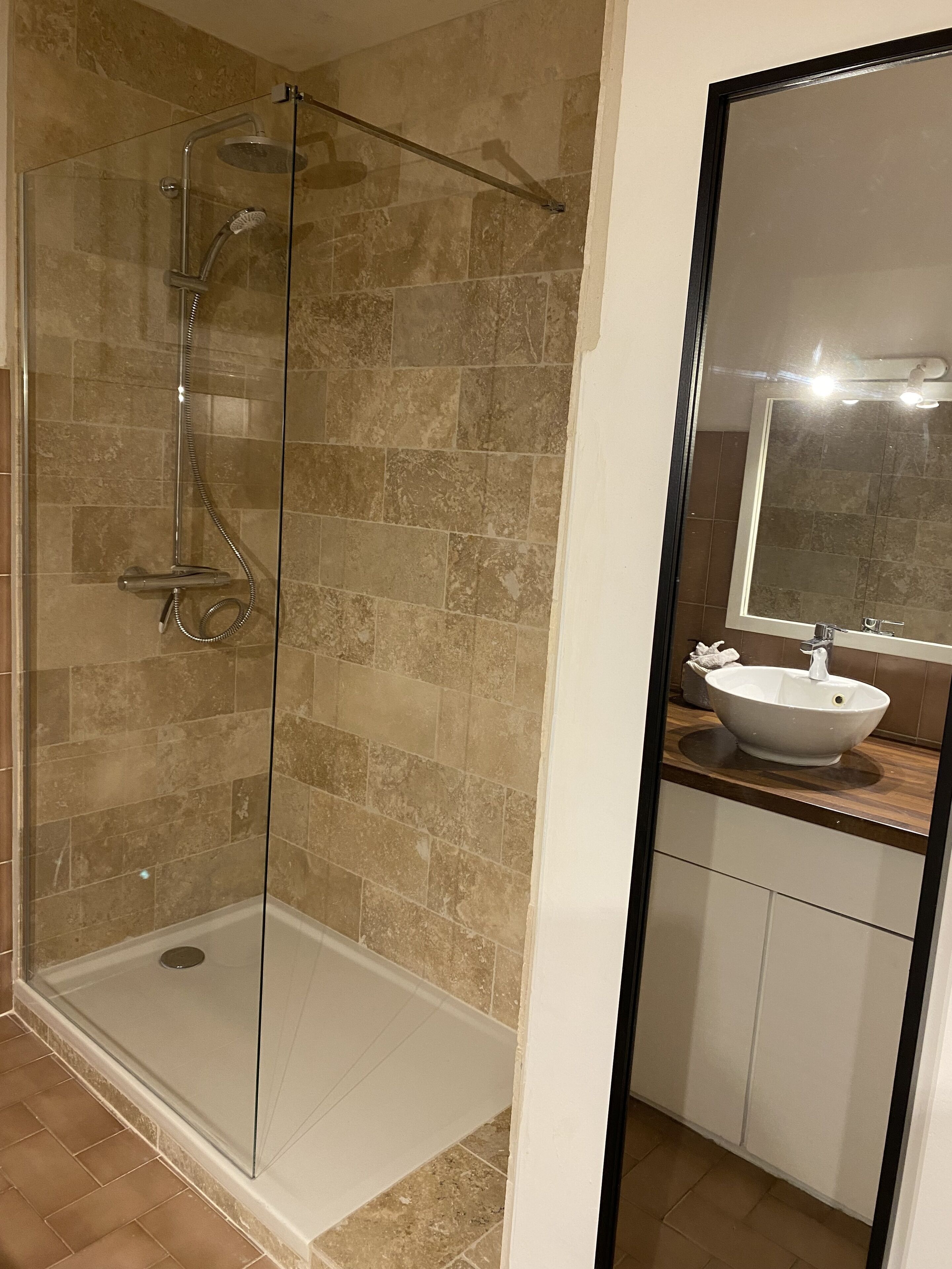 Douche, serviettes fournies