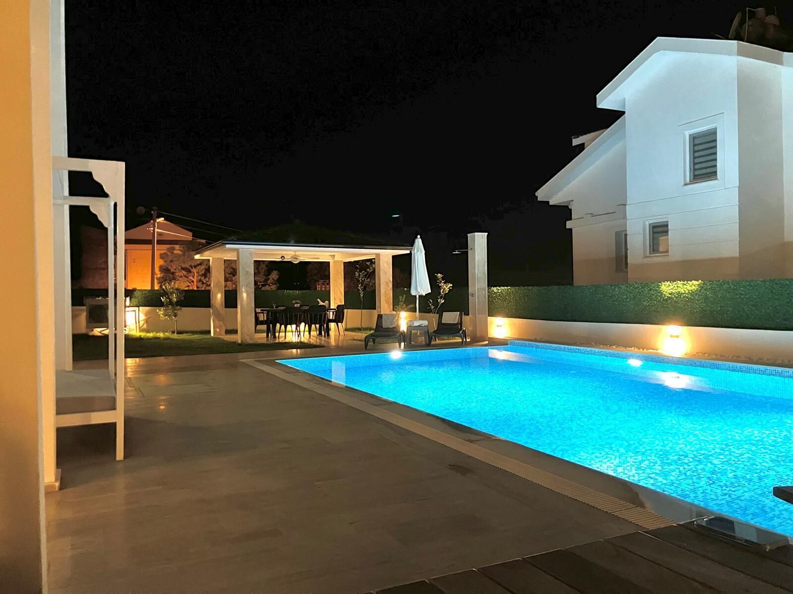 Uppvärmd pool och solstolar