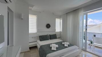 4 bedrooms, iron/ironing board, free WiFi, bed sheets