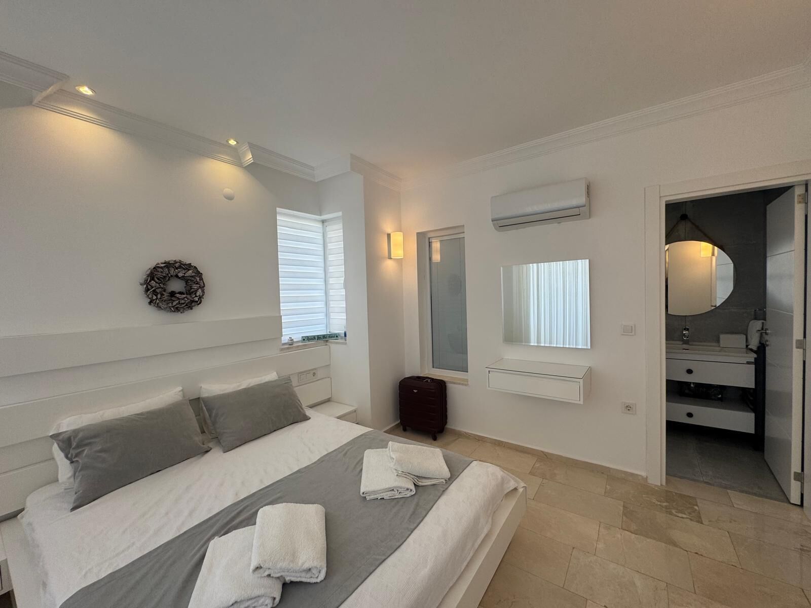 4 slaapkamers, een strijkplank/strijkijzer, gratis wifi, beddengoed
