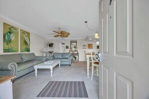 TV - Shorehaven Lakefront & Steps to Beach w Pool (North Myrtle Beach)