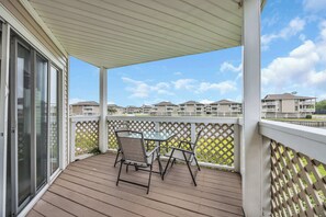 Outdoor dining - Shorehaven Lakefront & Steps to Beach w Pool (North Myrtle Beach)