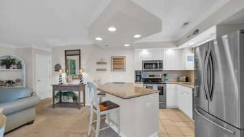 Kylskåp, mikrovågsugn, ugn och spishäll