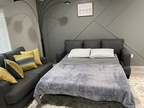 3 bedrooms, desk, free WiFi, bed sheets - NEW! Modern Style Home with Fire Pit + BBQ Grill -12 min from State Farm Stadium (Avondale)
