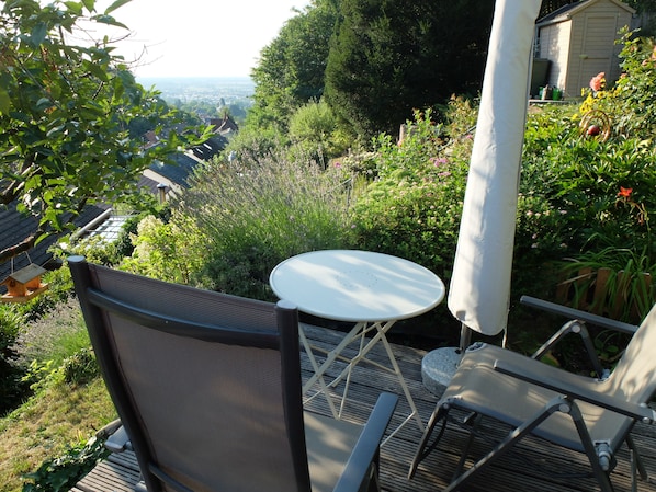 Outdoor dining - Quiet, cozy vacation apartment near the forest. (Neustadt an der Weinstraße)
