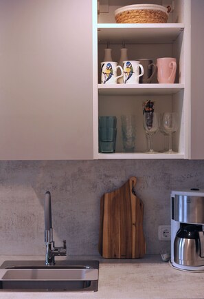 Fridge, stovetop, dishwasher, coffee/tea maker - Quiet, cozy vacation apartment near the forest. (Neustadt an der Weinstraße)