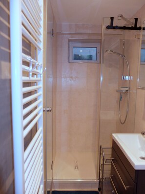 Shower, hair dryer, towels, soap - Quiet, cozy vacation apartment near the forest. (Neustadt an der Weinstraße)