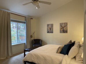 4 slaapkamers, een bureau, een strijkplank/strijkijzer, reisbedje