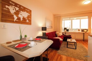 TV, mesa de pingue-pongue, aparelho de som