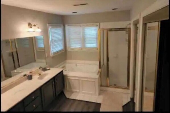 Combined shower/tub