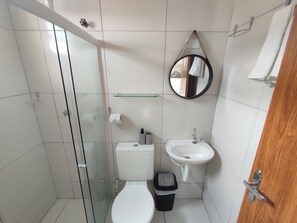 Superior Double Room | Bathroom | Shower, towels, soap, shampoo - Pousada Santovo (Ipojuca)