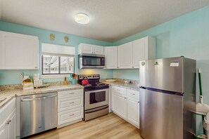 冷蔵庫、電子レンジ、オーブン、コンロ