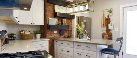 Frigorifero, microonde, forno, piano cottura