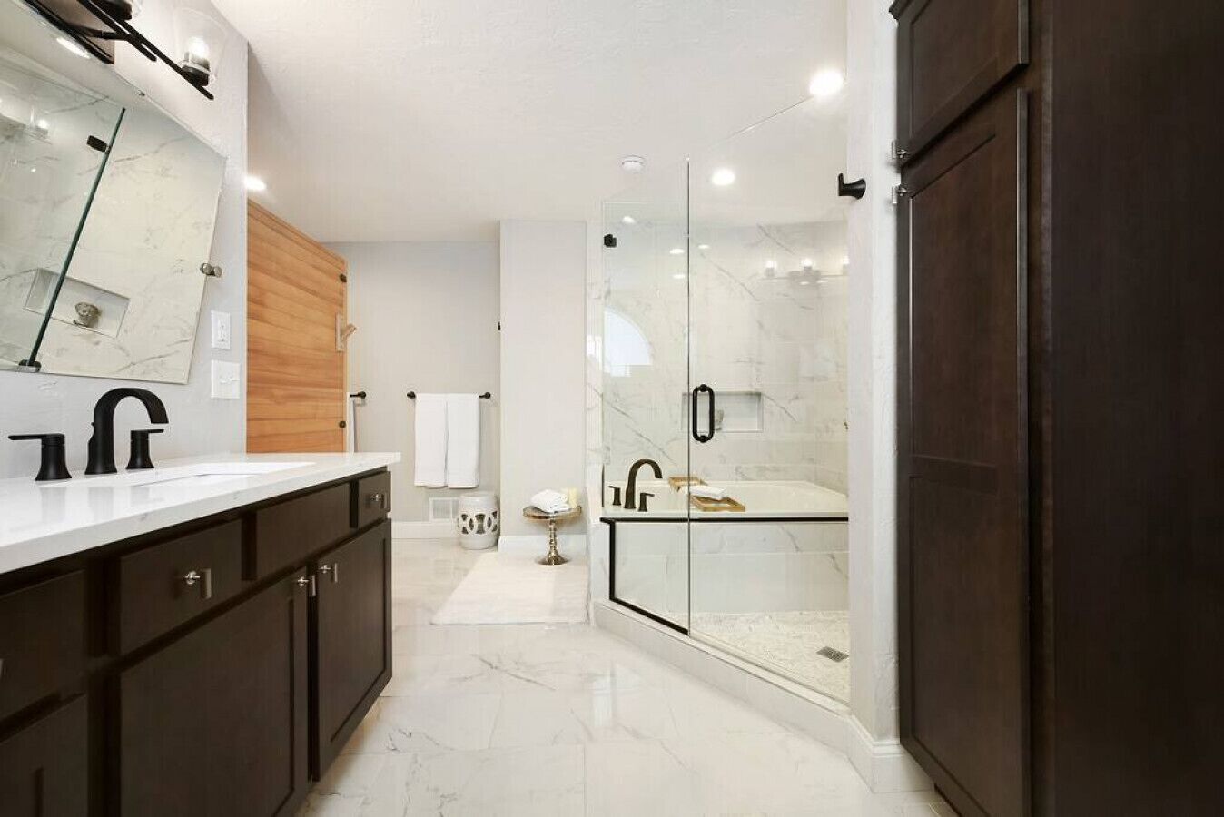 Combined shower/bathtub, hair dryer, towels, soap