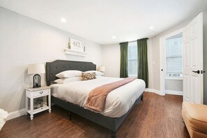 4 makuuhuonetta, työpöytä, silitysrauta/-lauta, ilmainen Wi-Fi