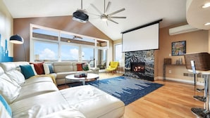 Smart TV, fireplace, ping pong, stereo - ★ HostWise Stays ★ Skyline Splendor w/ Private Balconies & Game Room (Pittsburgh)