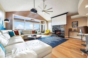 Smart TV, caminetto, tavolo da calcetto, tavolo da ping pong