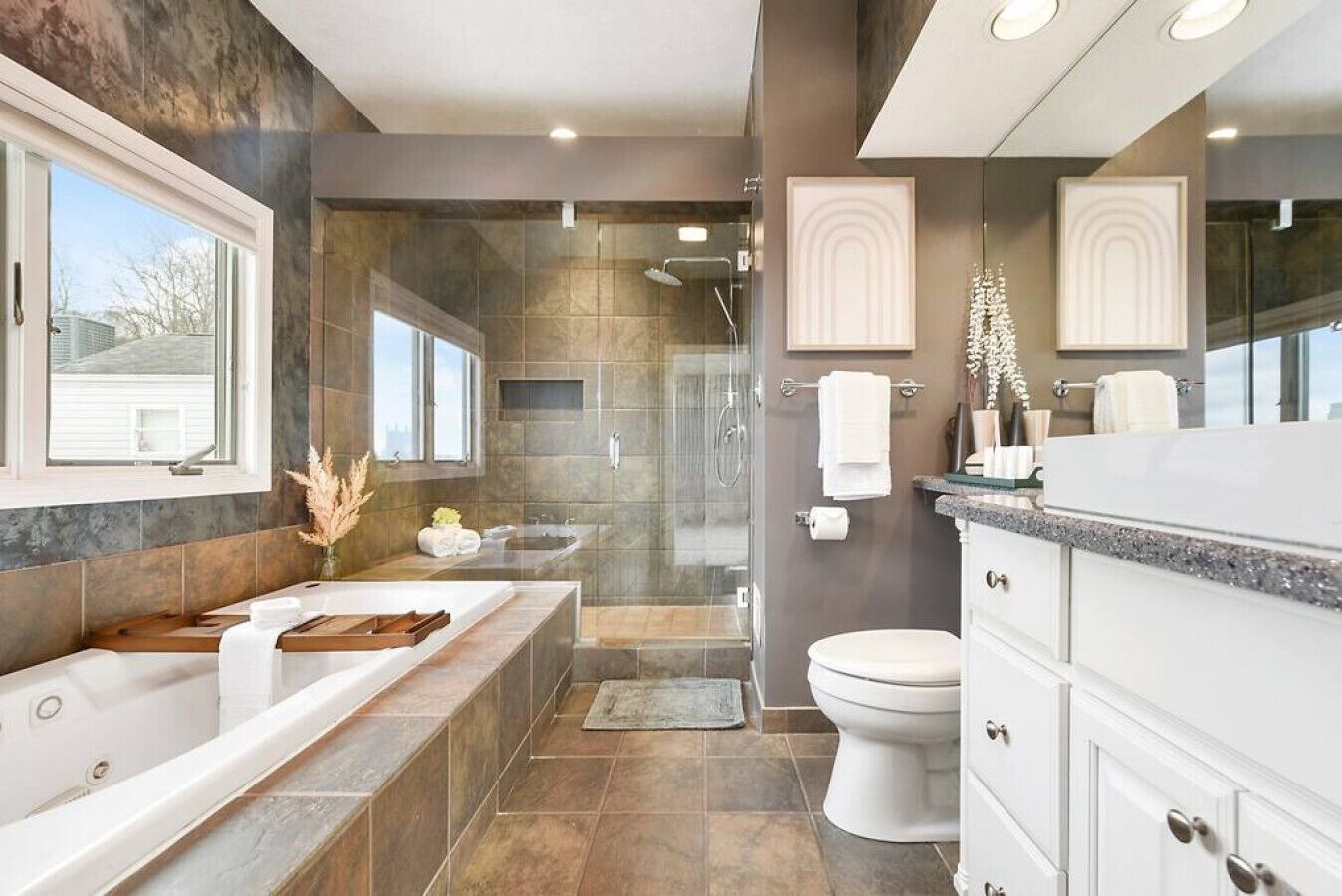 Combined shower/tub, jetted tub, eco-friendly toiletries, hair dryer