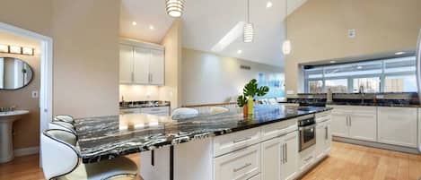 Refrigerador, microondas, horno, placa de cocina