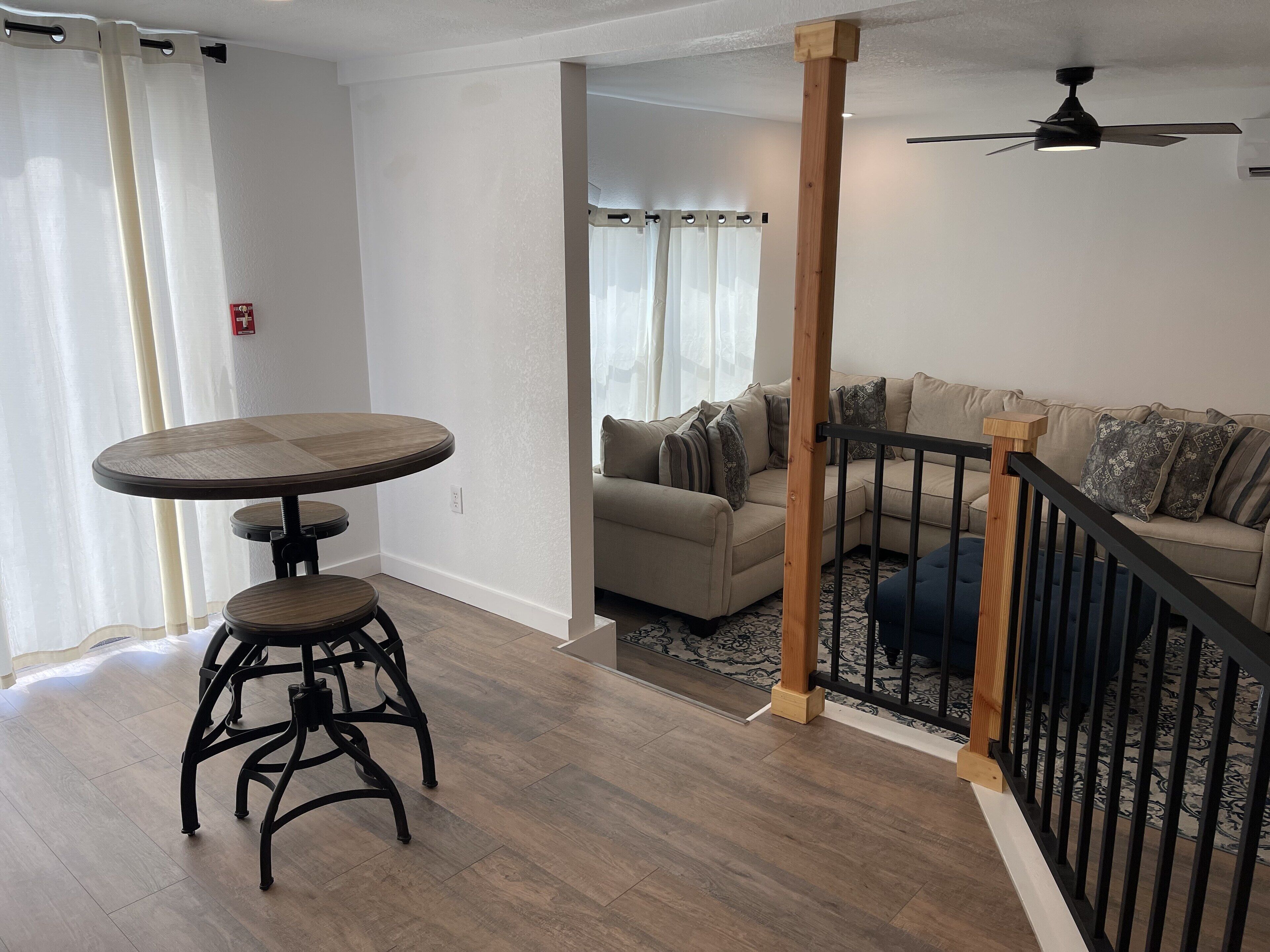 Upstairs Apartment On Rout 66. 1 story above Historic Chandler, OK.