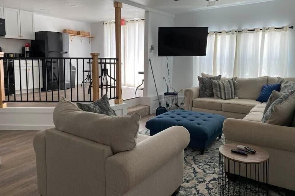 Upstairs Apartment On Rout 66. 1 story above Historic Chandler, OK.