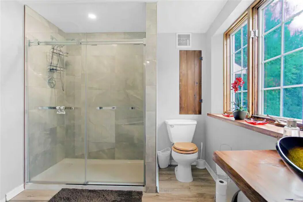 Beautiful 4 Season Muskoka river waterfront cottage with a Hot tub!