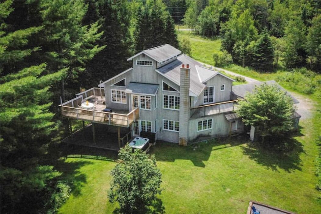 Beautiful 4 Season Muskoka river waterfront cottage with a Hot tub!