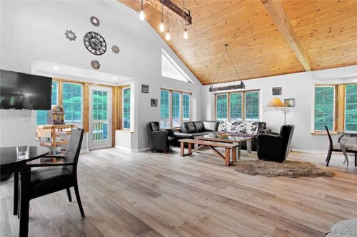 Beautiful 4 Season Muskoka river waterfront cottage with a Hot tub!
