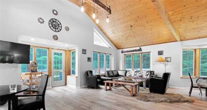 Beautiful 4 Season Muskoka river waterfront cottage with a Hot tub!
