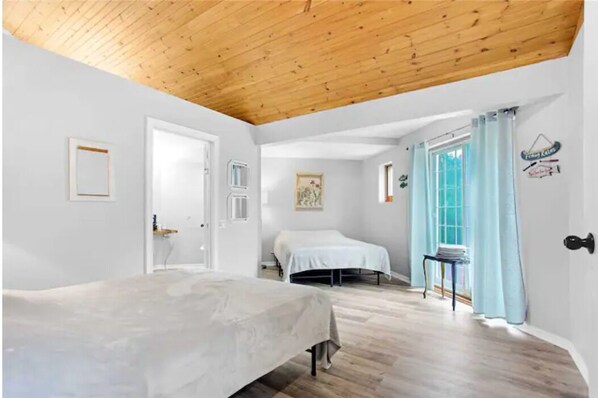 6 bedrooms, desk, iron/ironing board, free WiFi