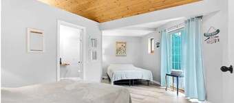 Beautiful 4 Season Muskoka river waterfront cottage with a Hot tub!