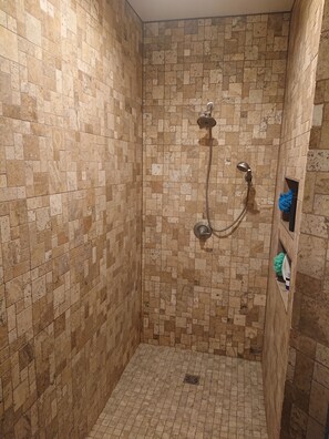 Badewanne, Haartrockner, Handtücher