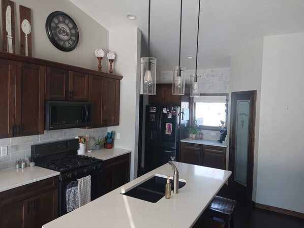 Microwave, dishwasher, coffee/tea maker, cookware/dishes/utensils