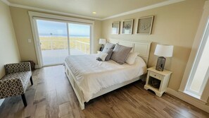 3 bedrooms, desk, free WiFi, bed sheets - Beach House; directly on the Beach! (Rockaway Beach)