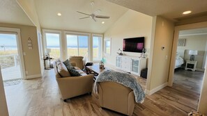 Smart TV, video library - Beach House; directly on the Beach! (Rockaway Beach)