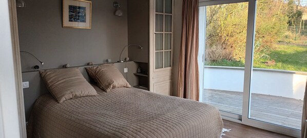 4 bedrooms, iron/ironing board, free WiFi, bed sheets