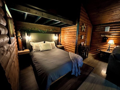 Bear Lodge: Romantic Tiny Cabin Near Cook Forest + Luxury Queen Bed