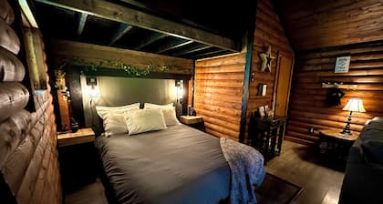 Bear Lodge: Romantic Tiny Cabin Near Cook Forest + Luxury Queen Bed