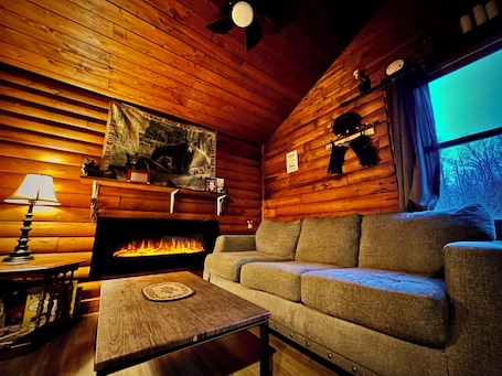 Smart TV, fireplace, books, stereo. Triple Bunk Bed adventure awaits! Perfect for families or small groups.